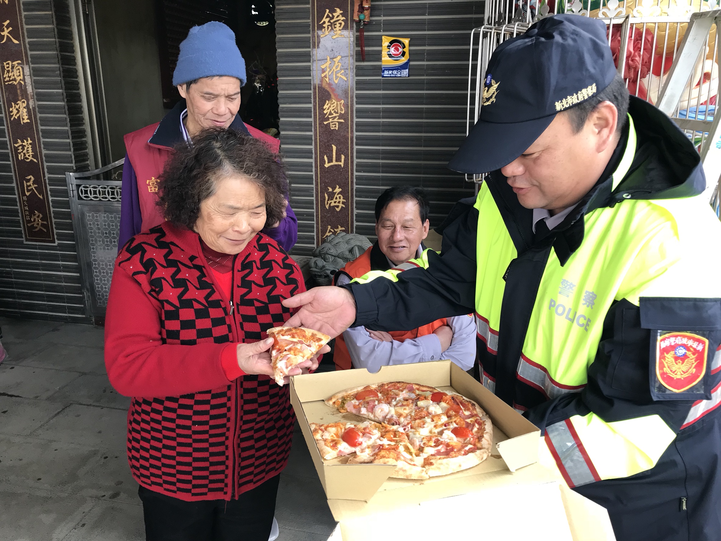金山警、富基鎮海宮關懷獨居老人 發放物資請吃披薩01