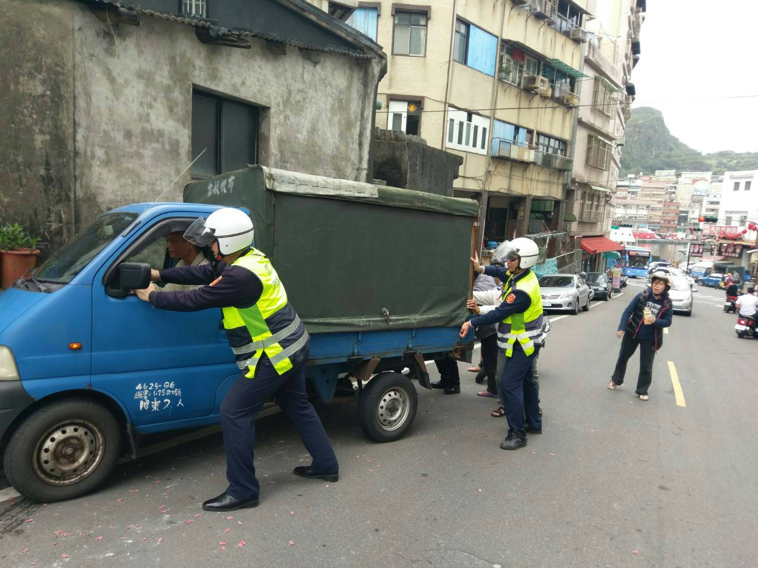 小貨車拋錨停路中　金山警助推車即刻救援