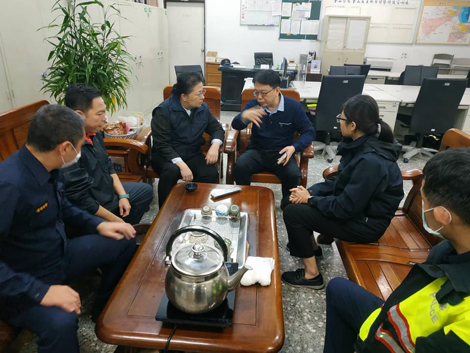 寒夜冷雨北海岸，湯副局長慰勤送暖