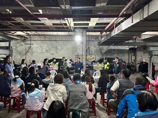 分局長前往轄內大型社區轄辦理識詐宣導