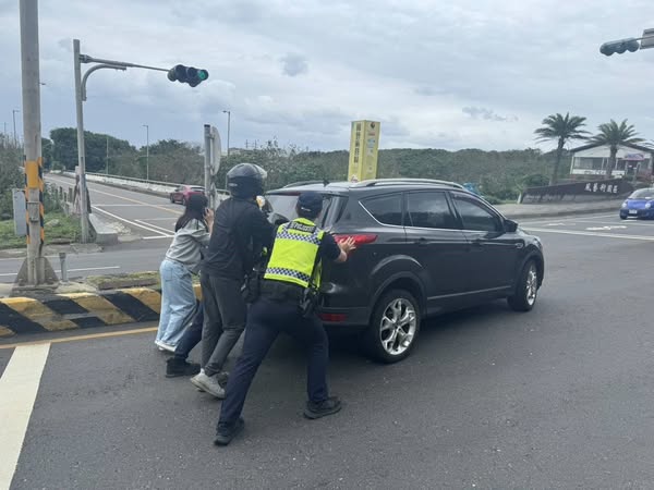 避免交通堵塞或發生車禍推動拋錨汽車