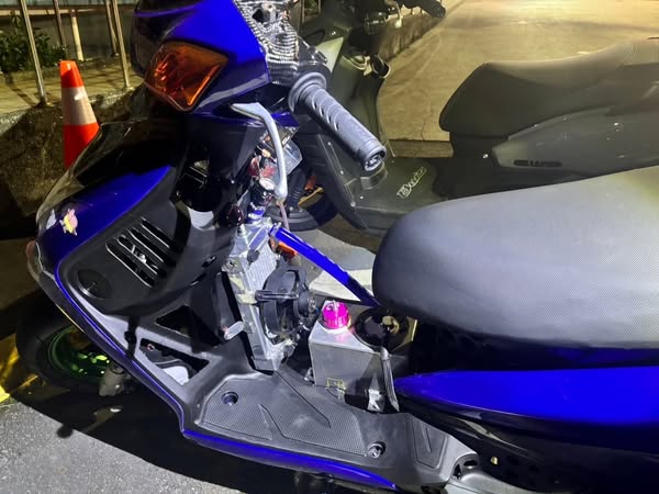 查獲多部遮牌改裝機車，於道路蛇行及闖紅燈依公共危險罪逮捕並移送地檢署偵辦