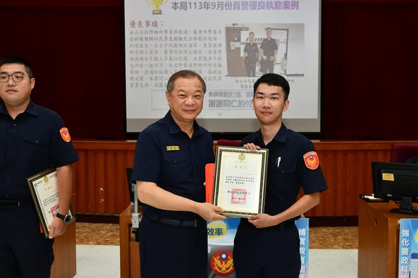 警察局表揚野柳所警員郭俊鴻、萬里所警員卓登科阻止民眾意圖輕生