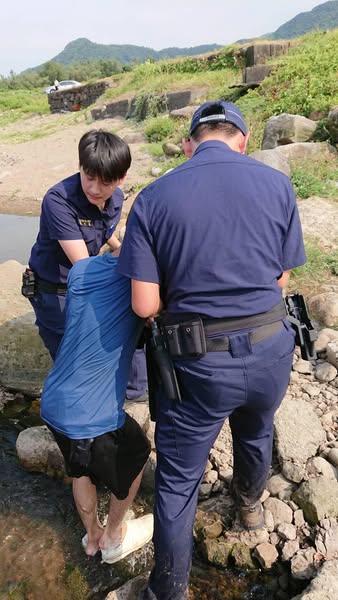金山警5位實習生建功 聯手海灘包抄查獲非法移工