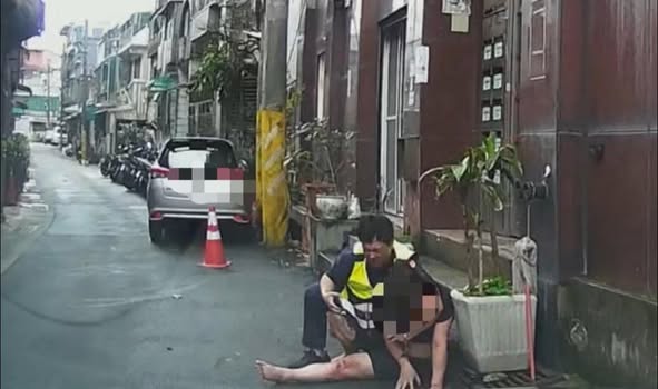 通緝犯噴辣椒水拒捕 金山勇警忍痛壓制逮捕